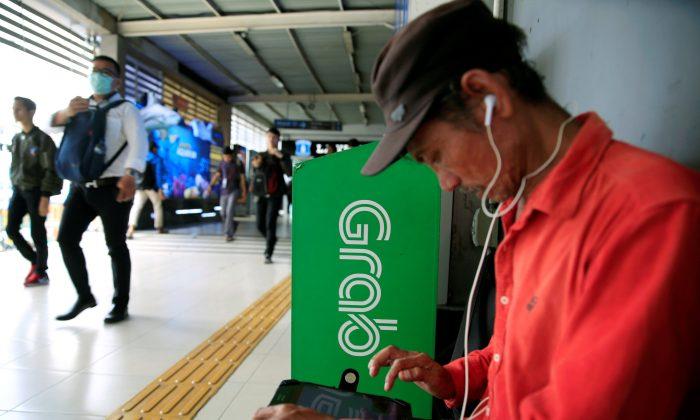 Indonesia Says Go-Jek, Grab Need to Register as Transport Businesses