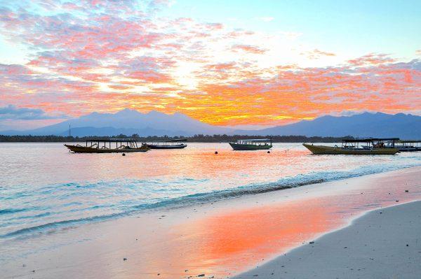 Sunrise over Lombok's mountains. (Jorge Láscar/Wikimedia Commons)