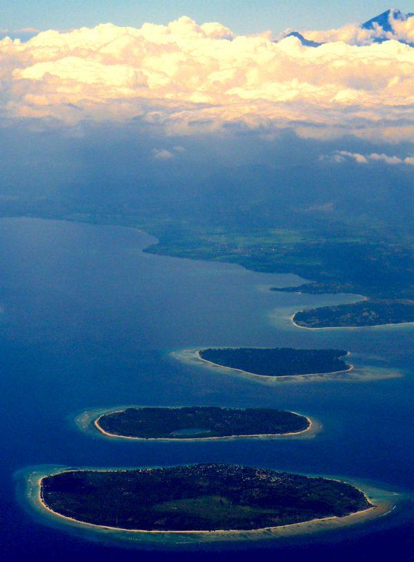 Aerial view of the Gili Islands and Lombok Island. (Kok Leng Yeo/Wikimedia Commons)