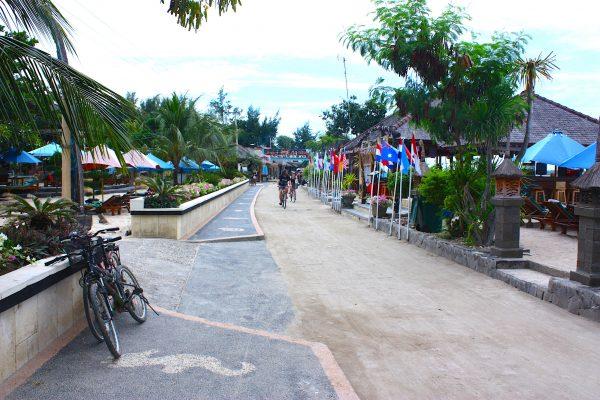 Bicycling on Gili Trawangan. (Benvewikilerim/Wikimedia Commons)