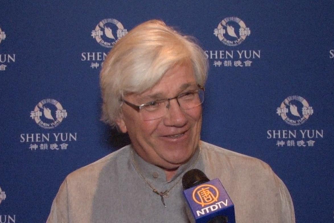 Counselor Touched by the Heart and Dedication of Shen Yun Dancers