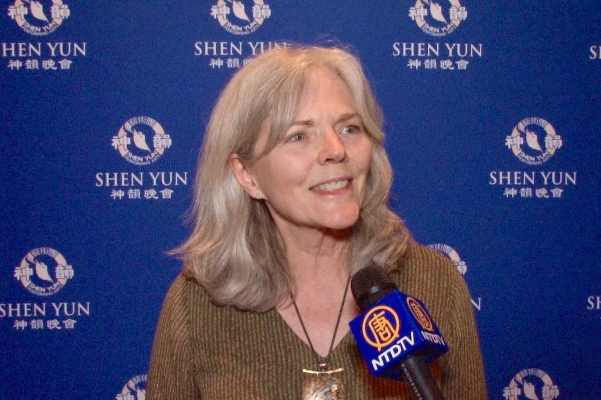 Clay Artist Enjoys the Visual Beauty at Shen Yun