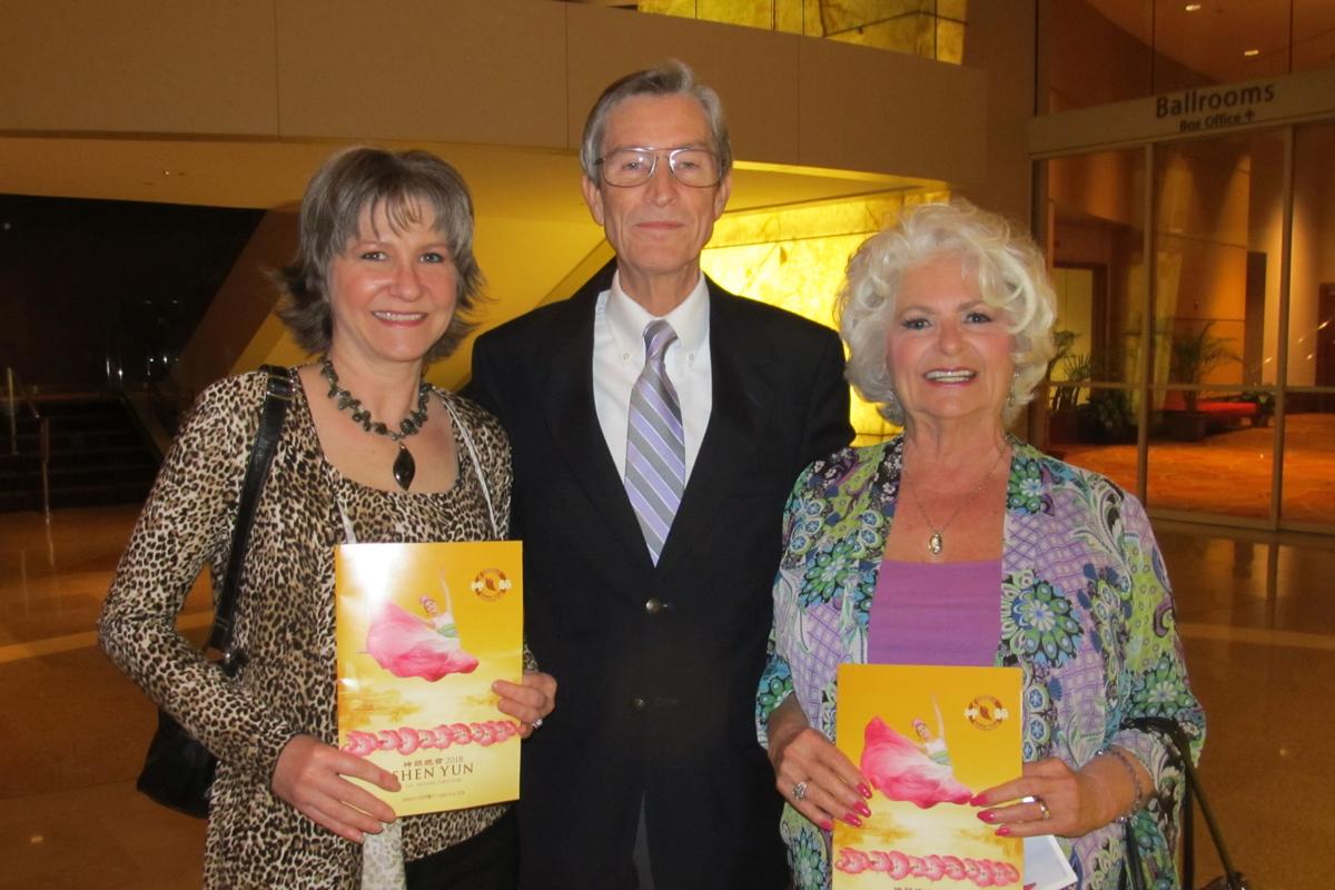 Writer Finds Shen Yun’s Digital Backdrop Astounding