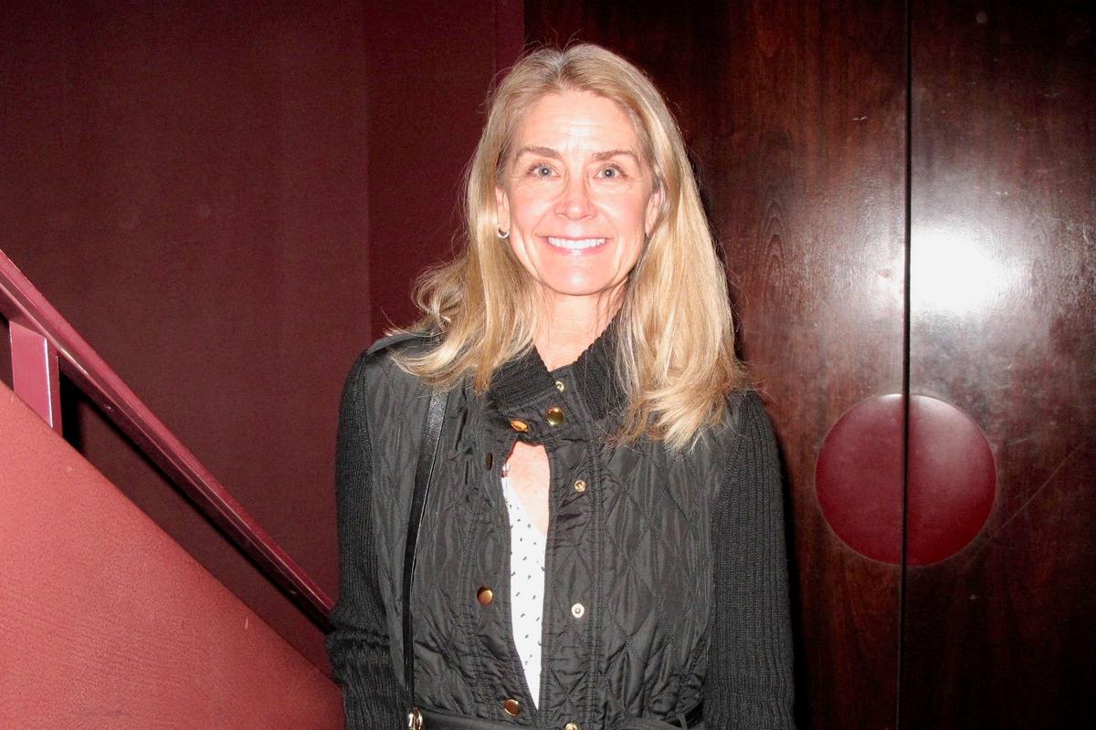 Oil Painter Loves Flowing Women’s Dresses in Shen Yun