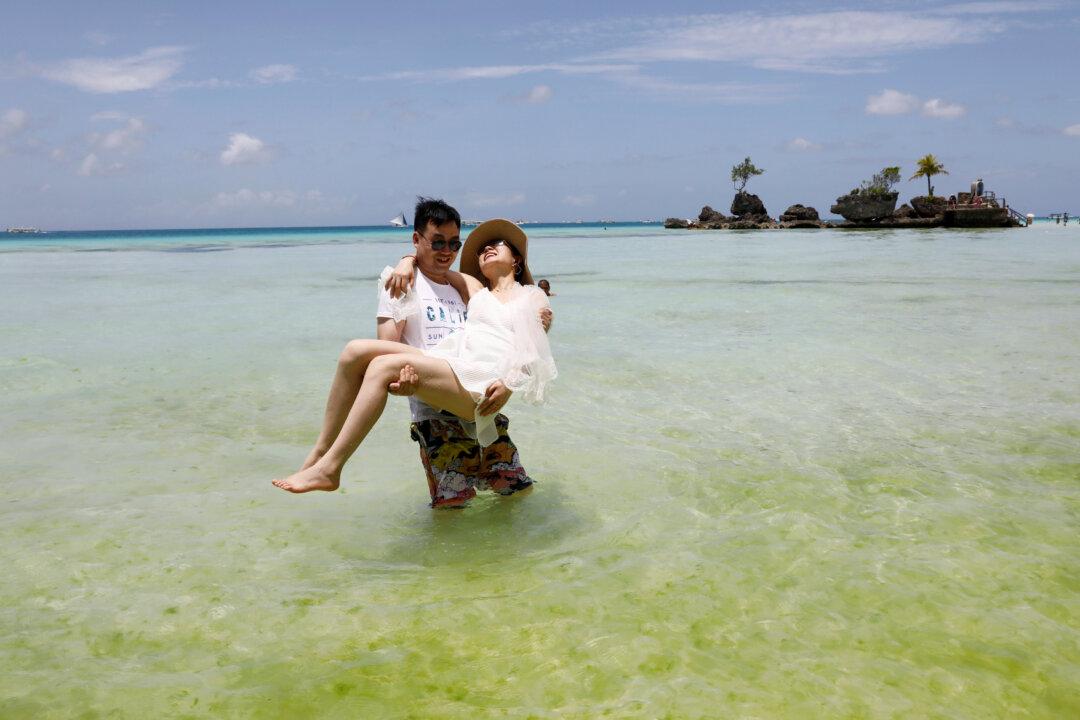 Philippines’ Boracay Workers Appeal for Aid After Island Closed for Rehabilitation
