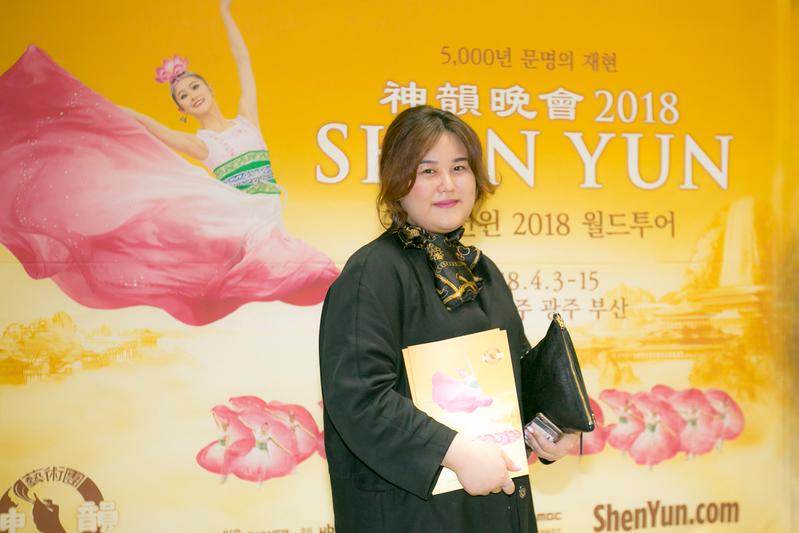 Artist Enjoys Shen Yun’s Different Ethnic Dances