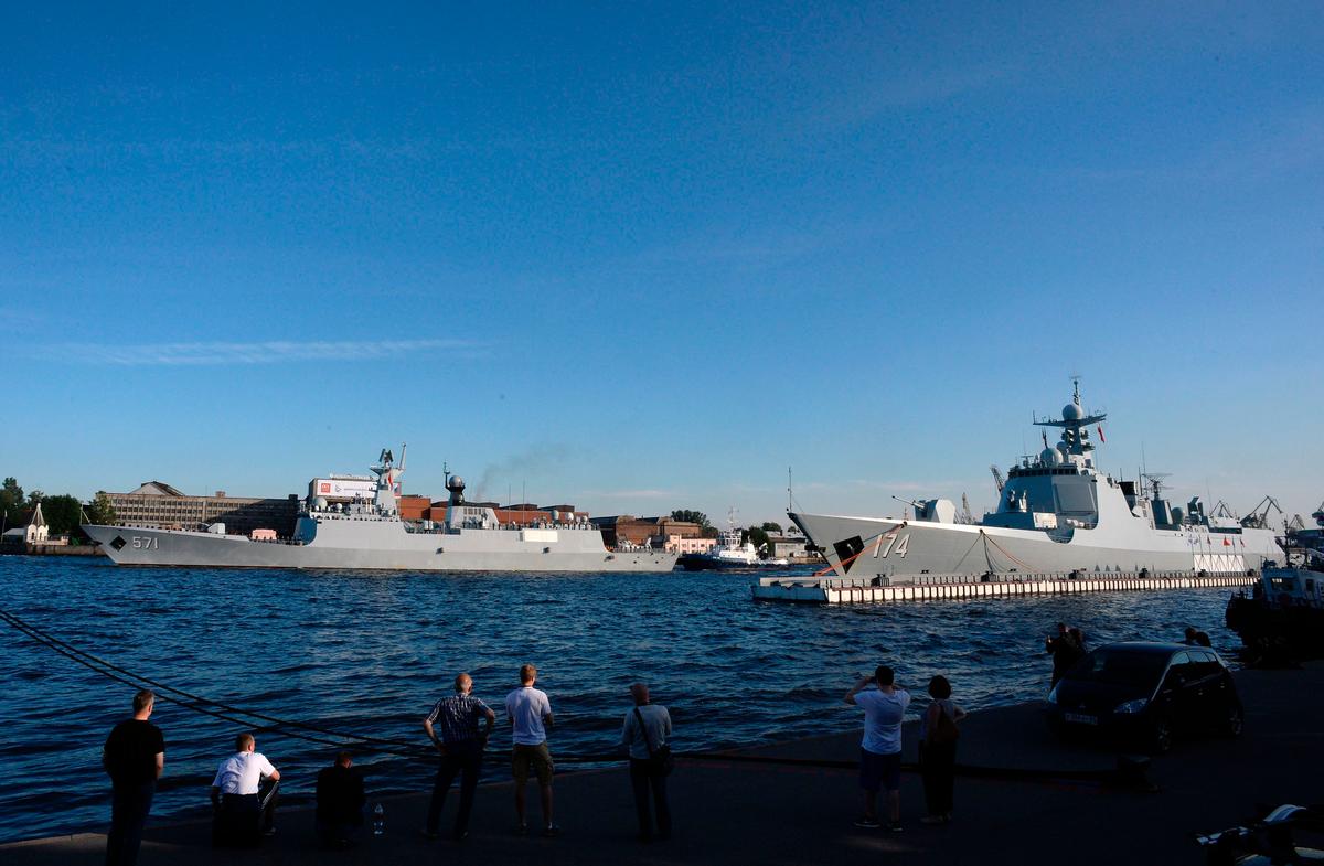 Chinese Type 052D missile destroyer Hefei (R) and Chinese Type 054A frigate Yuncheng docked in Saint Petersburg, Russia, on July 27, 2017. (Olga Maltseva/AFP/Getty Images)