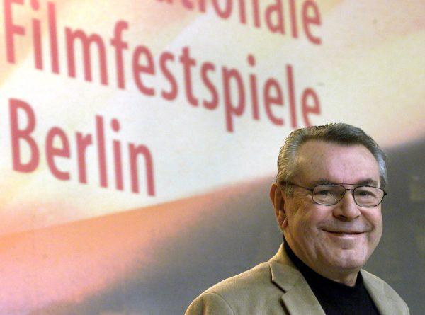 Czech director Milos Forman smiles as he addresses a news conference at the 50th Berlin Film Festival, Germany February 18, 2000. (Reuters/Arnd Wiegmann/File photo)