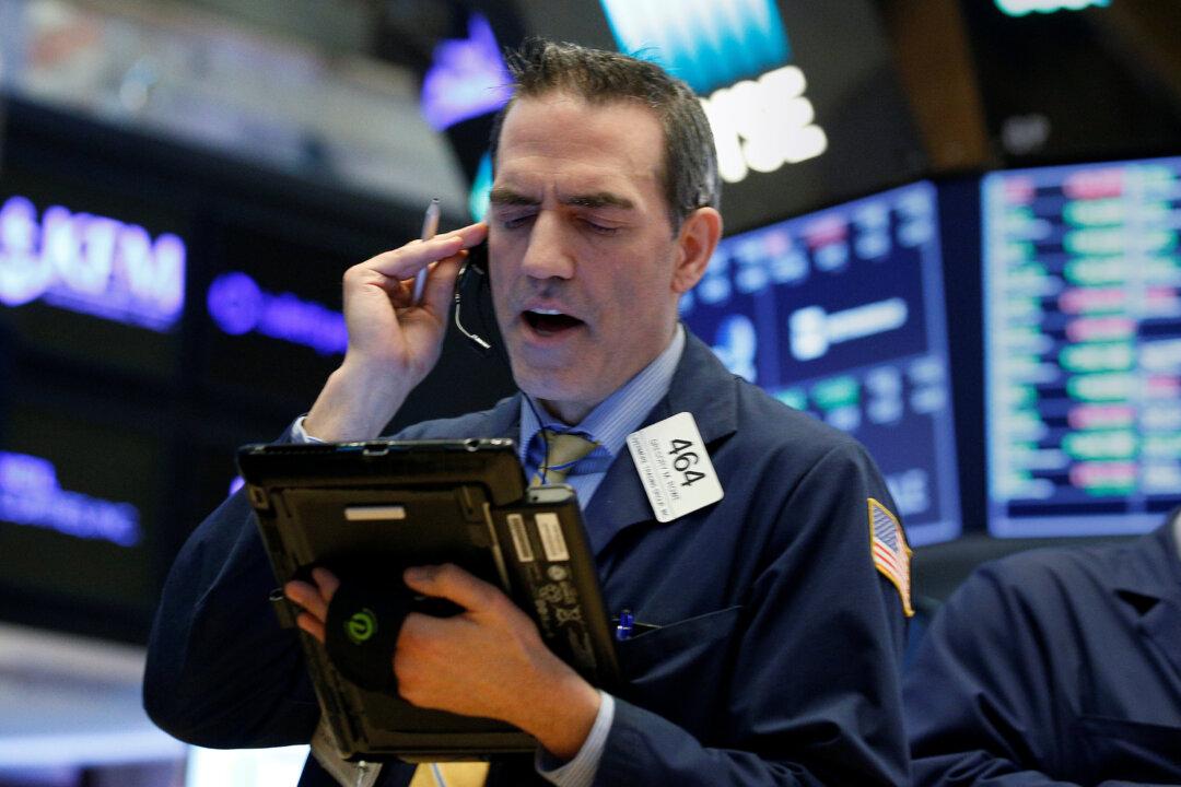 Wall Street Rises on Earnings Optimism, Netflix Soars