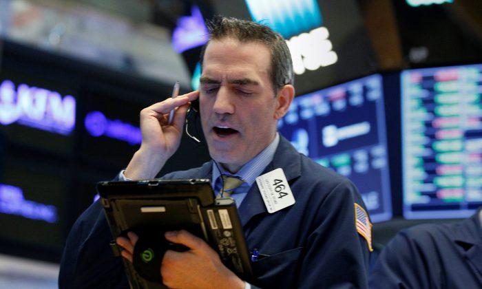 Wall Street Rises on Earnings Optimism, Netflix Soars