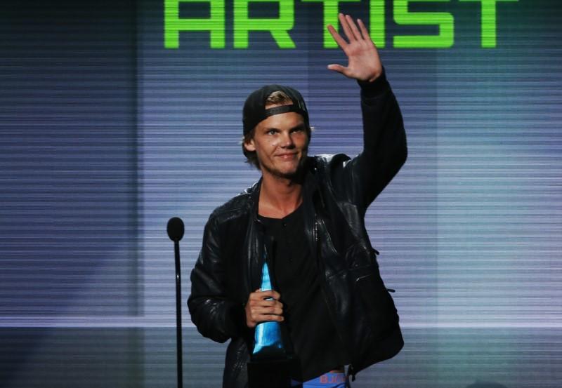 Avicii accepts the favorite electronic dance music artist award at the 41st American Music Awards in Los Angeles, California Nov. 24, 2013. (REUTERS/Lucy Nicholson)