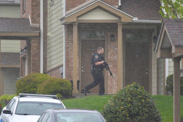 Metro Davidson County police search the apartment complex where Waffle House shooting suspect, Travis Reinking, reportedly lives near Nashville, Tennessee, U.S. April 22, 2018. (Reuters/Harrison McClary)