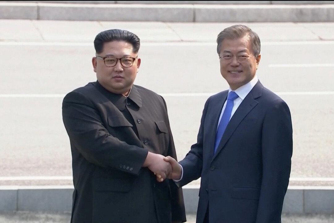 Leaders of Two Koreas Shake Hands, Begin Historic Summit at DMZ