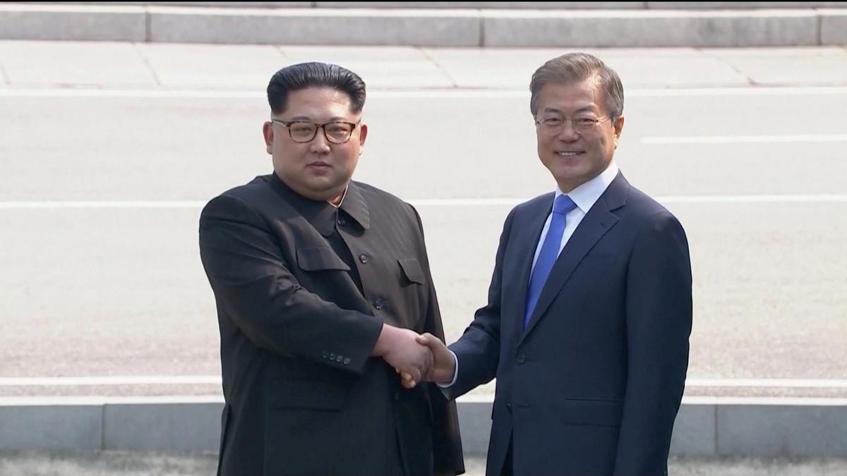 Leaders of Two Koreas Shake Hands, Begin Historic Summit at DMZ