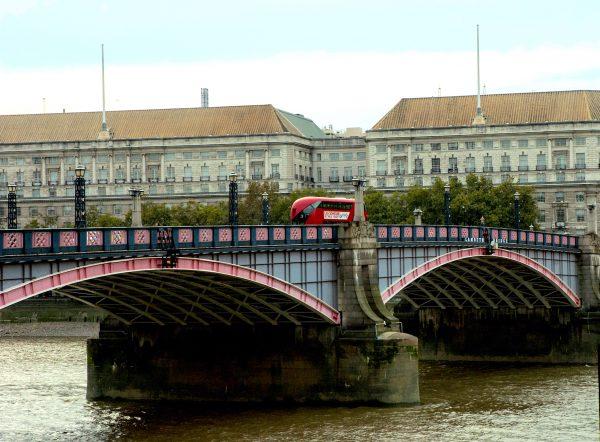 Lambeth Bridge crossing the Thames. (Carole Jobin)