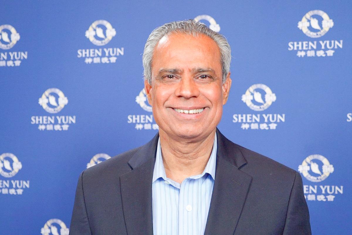 Commissioner Enjoys Shen Yun With His Family