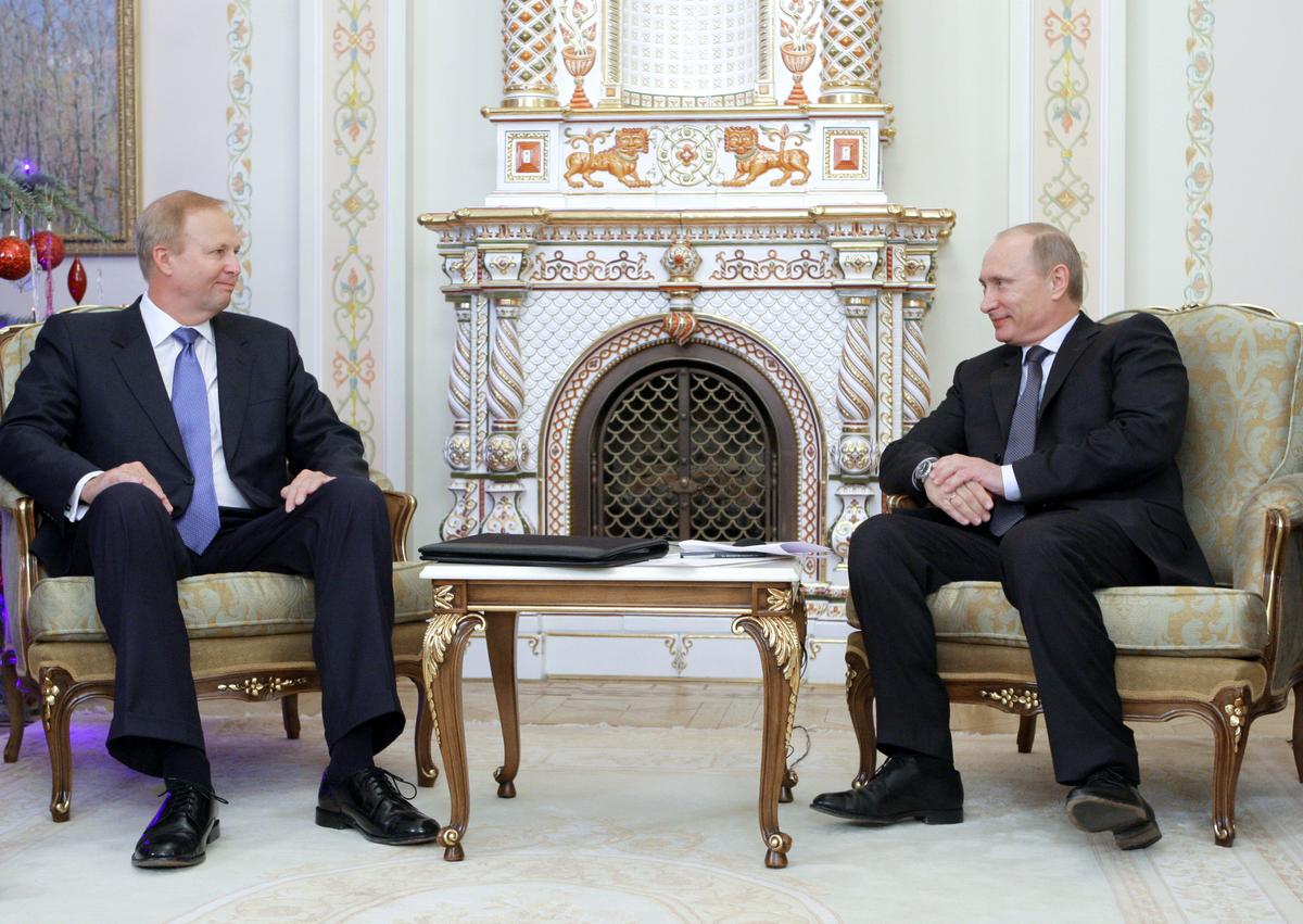Vladimir Putin (R) speaks with BP chief executive Bob Dudley (L), during their meeting in Putin?s Novo-Ogaryovo residence, outside Moscow, on January 14, 2011. (Alexey DruzhininAFP/Getty Images)