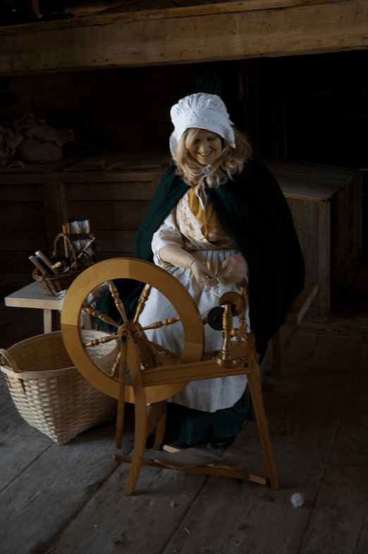 <span style="font-weight: 400">Spinning the wool. (Channaly Philipp/The Epoch Times)</span>