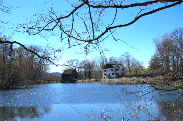 The picturesque Philipsburg Manor house sits beside the pond; the gristmill is on the left. (Channaly Philipp/The Epoch Times)