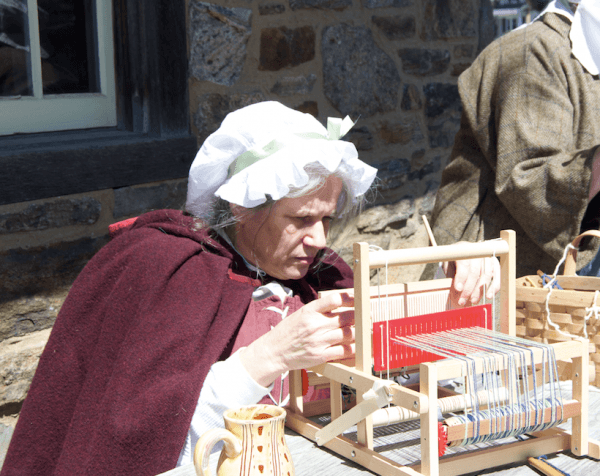A woman weaves. (Channaly Philipp/The Epoch Times)