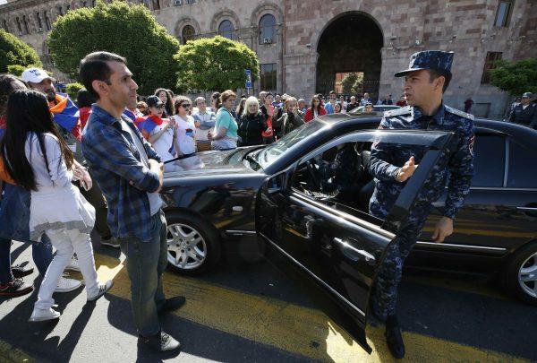 A police officer argues with an Armenian opposition supporter. (Reuters/Gleb Garanich)