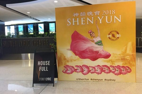 Sydney Lyric Theatre put up a “Full House” sign on Feb. 10, 2018. (Li Lixin/The Epoch Times)