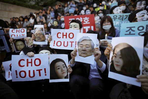 People hold portraits depicting Korean Air Lines' chairman Cho Yang-ho and his daughters Cho Hyun-ah and Cho Hyun-min as they take part in a protest against the abuse of power by them, in central Seoul, South Korea, May 4, 2018. (REUTERS/Kim Hong-Ji)