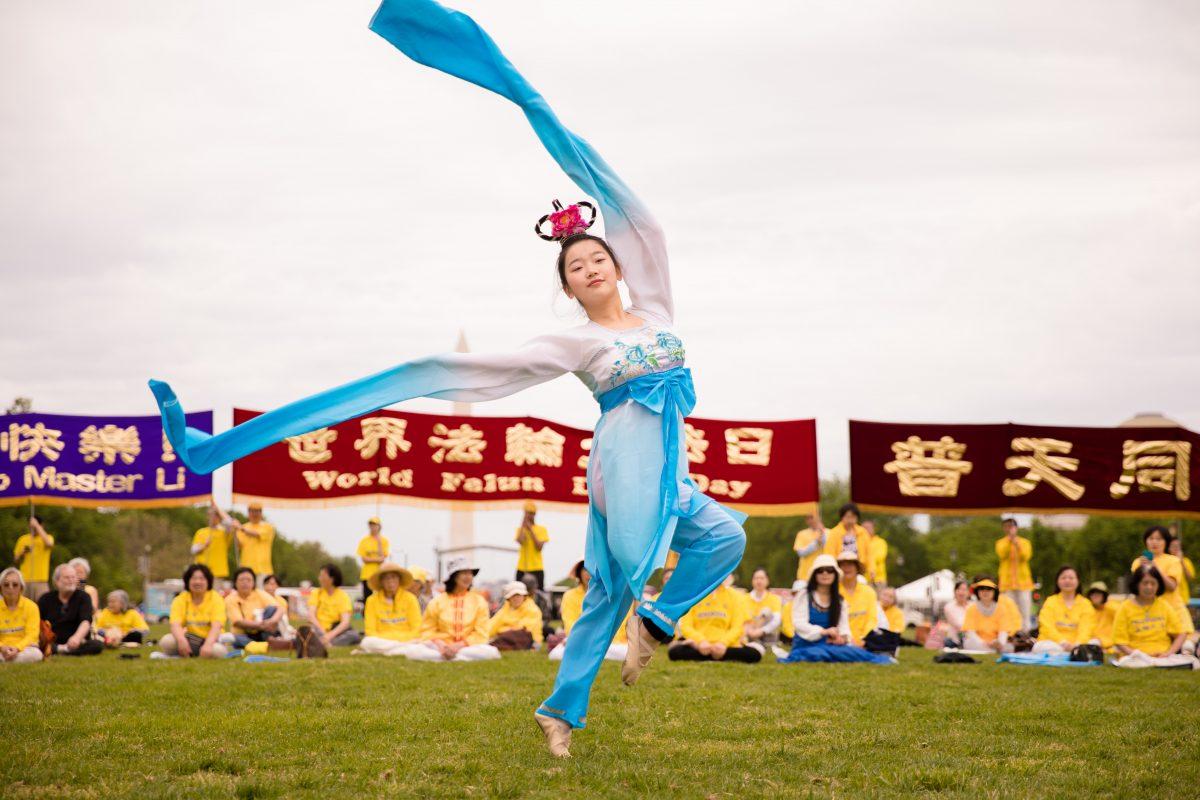 As part of the World Falun Dafa Day celebration on the National Mall, a Falun Dafa practitioner performs Chinese classical dance, in Washington on May 5, 2018. (Samira Bouaou/Epoch Times)