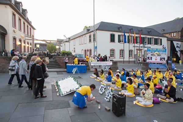 Falun Gong practitioners demonstrating in Trier to raise awareness about human rights abuses in Communist China. (Matthias Kehrein/The Epoch Times)