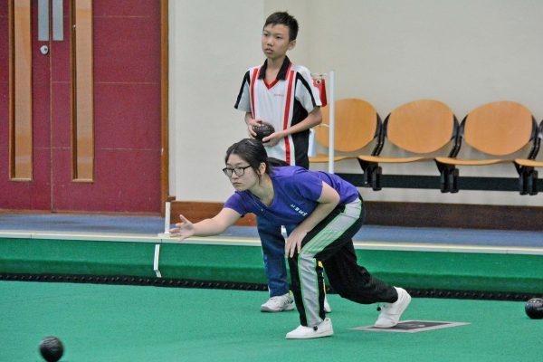 Sandy Ngan (delivering) from Yan Oi Tong Tin Ka Ping Secondary School skipped her team to win the Hong Kong Inter-schools Lawn Bowls Competition against Yan Chai Hospital No.2 Secondary School on May 1, 2018. (Stephanie Worth).