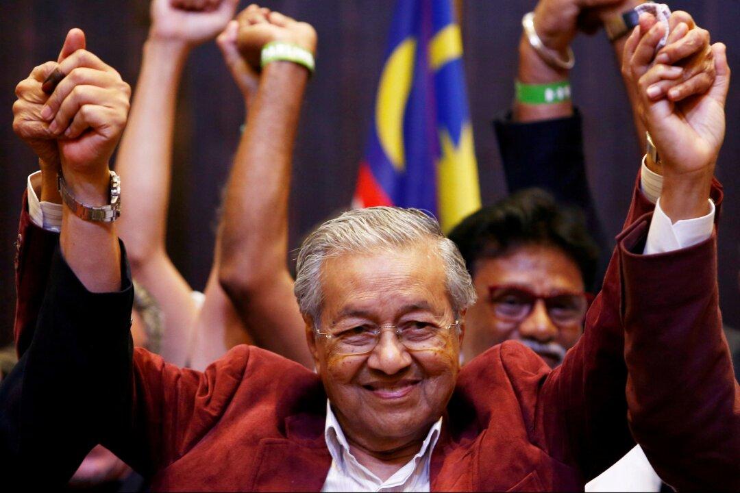 Mahathir Sworn in as Malaysia’s 7th Prime Minister