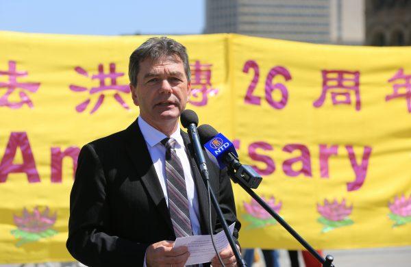 Conservative MP David Anderson addresses the crowd celebrating the Falun Dafa Day on the Parliament Hill in Ottawa on May 9, 2018. (Jonathon Ren/The Epoch Times)
