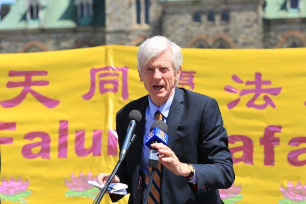 David Kilgour, a former Canadian MP and secretary of state for Asia-Pacific, addresses the crowd celebrating the Falun Dafa Day on the Parliament Hill in Ottawa on May 9, 2018. (Jonathon Ren/The Epoch Times)