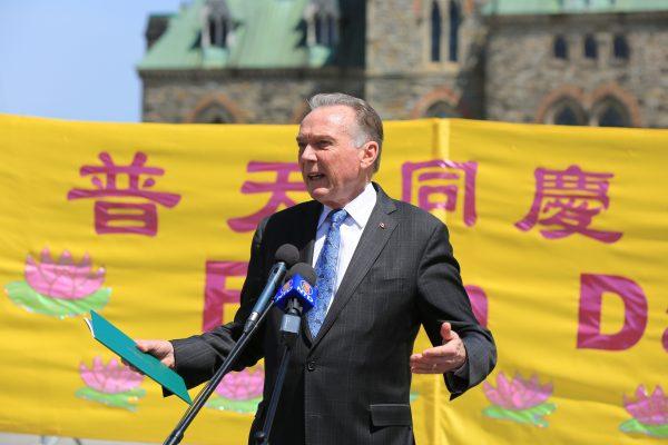 Conservative MP Peter Kent addresses the crowd celebrating the Falun Dafa Day on the Parliament Hill in Ottawa on May 9, 2018. (Jonathon Ren/The Epoch Times)