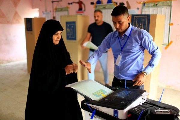 An Iraqi woman casts her vote at a polling station during the parliamentary election in Baghdad, Iraq May 12, 2018. (Reuters/Thaier al-Sudani)
