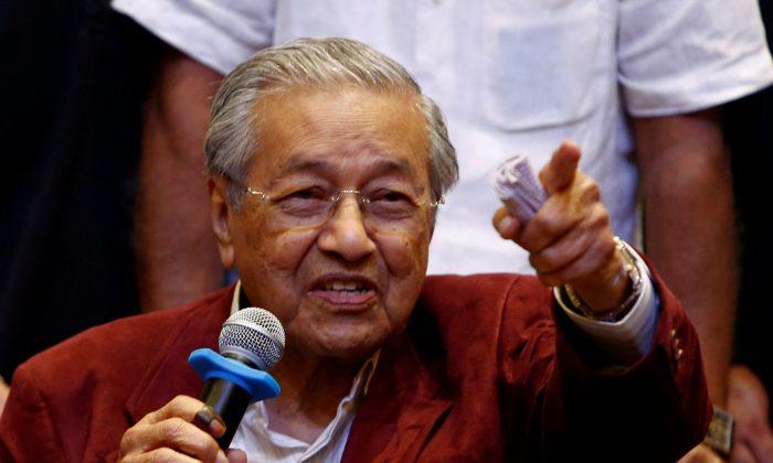 Malaysia’s Mahathir Bars Former PM and Accused Kleptocrat From Leaving the Country