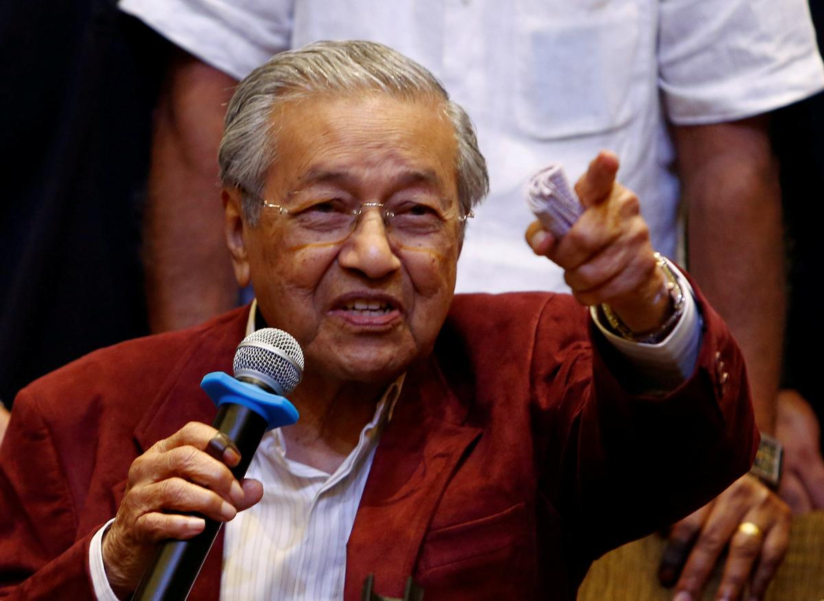Malaysia’s Mahathir Bars Former PM and Accused Kleptocrat From Leaving the Country