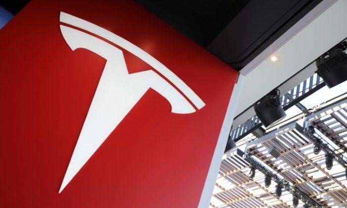 Tesla Model S Hits Truck in Utah