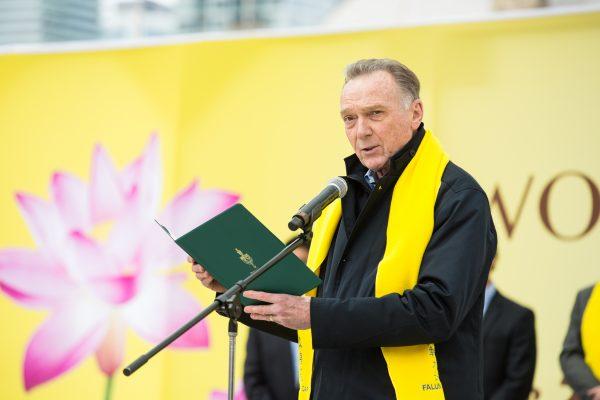 Conservative MP Peter Kent reads a statement from Conservative Party leader Andrew Scheer congratulating Falun Dafa adherents on the occasion of Falun Dafa Day in Toronto on May 12, 2018. (Evan Ning/The Epoch Times)