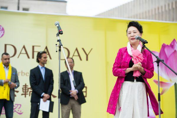 Sheng Xue, a Chinese-Canadian poet, author, and journalist, speaks at an event celebrating Falun Dafa Day in Toronto on May 12, 2018. (Evan Ning/The Epoch Times)