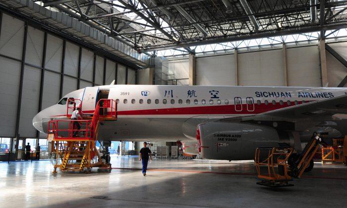 Cockpit Windshield Breaks Off Sichuan Airlines Jet in China