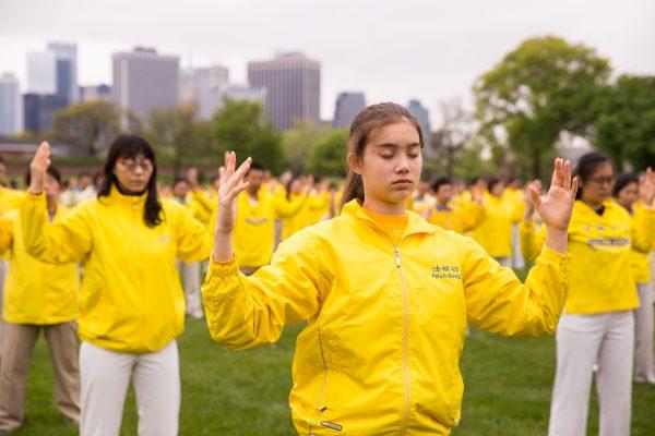 On May 13, 2018, part of New York City’s Falun Gong practitioners, organized a series of large-scale exercises on Governor’s Island to celebrate World Falun Dafa Day. (Dai Bing/Epoch Times)