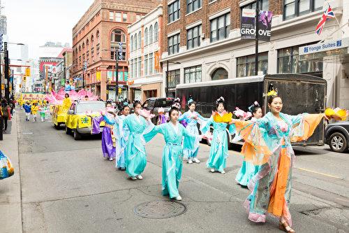 Over a Thousand People Celebrate Falun Dafa Day in Toronto