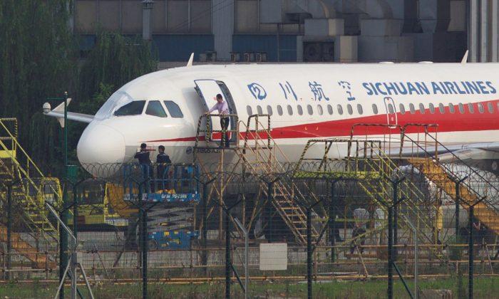 Sichuan Airlines Co-pilot ‘Sucked Halfway’ out of Cockpit