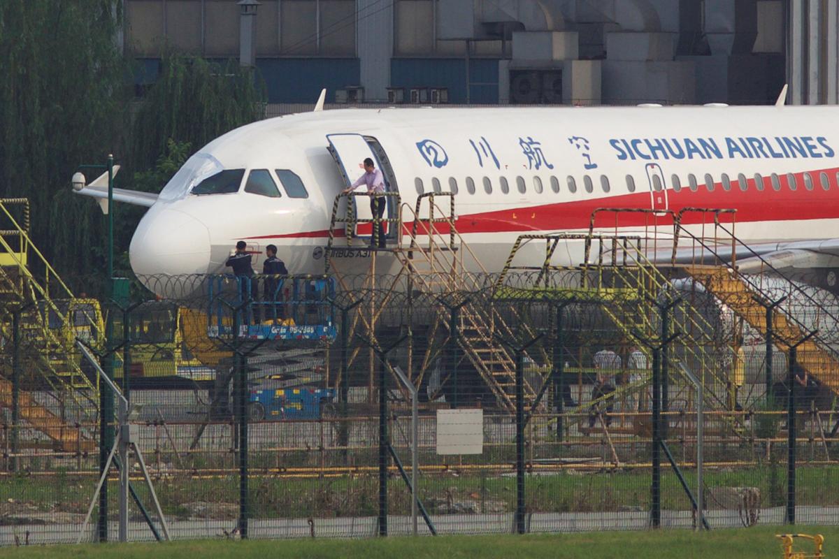 Sichuan Airlines Co-pilot ‘Sucked Halfway’ out of Cockpit