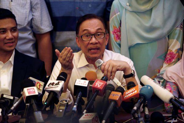 Malaysian politician Anwar Ibrahim gives a news conference in Kuala Lumpur, Malaysia May 16, 2018. (Reuters/Lai Seng Sin)