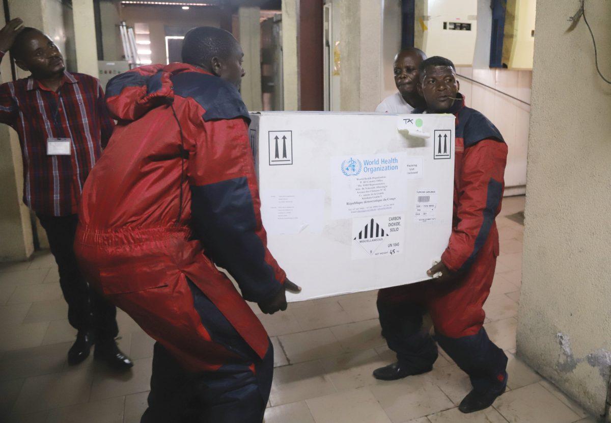 Congolese Health Ministry officials carry the first batch of experimental Ebola vaccines in Kinshasa, Democratic Republic of Congo May 16, 2018. (Reuters/Kenny Katombe)