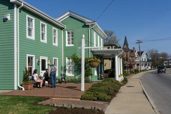 A leisurely stroll through town makes for the perfect afternoon in St. Michaels. (Crystal Shi/The Epoch Times)