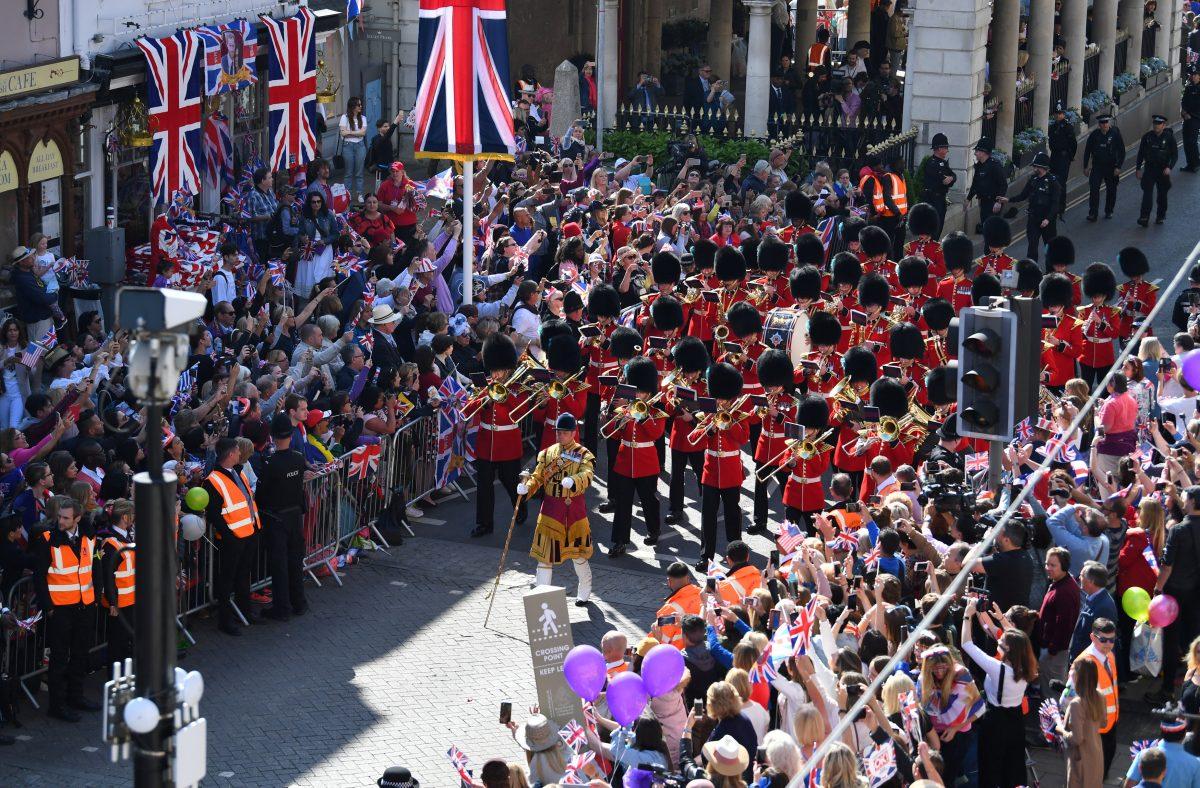 The Queen's Guard band marches between crowds, ahead of the wedding of Prince Harry and Meghan Markle, in Windsor, Britain, May 19, 2018. (Reuters/Dylan Martinez)