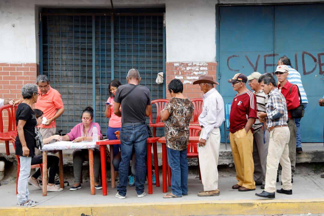 Venezuela Expels US Envoys in Response to Sanctions